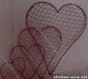 Wire hearts of different sizes